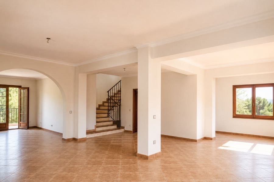 Salón amplio de una casa unifamiliar recién pintado en Vilafranca